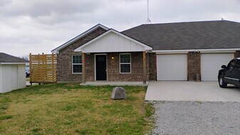 210 Hoover Ln in Azle, TX - Building Photo