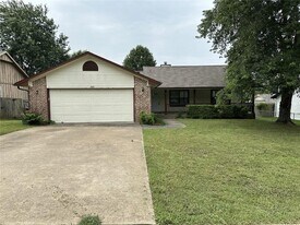 2485 W Jane Cir Dr in Fayetteville, AR - Building Photo