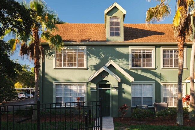 9412 Lake Chase Island Way, Unit 9412 in Tampa, FL - Building Photo - Building Photo