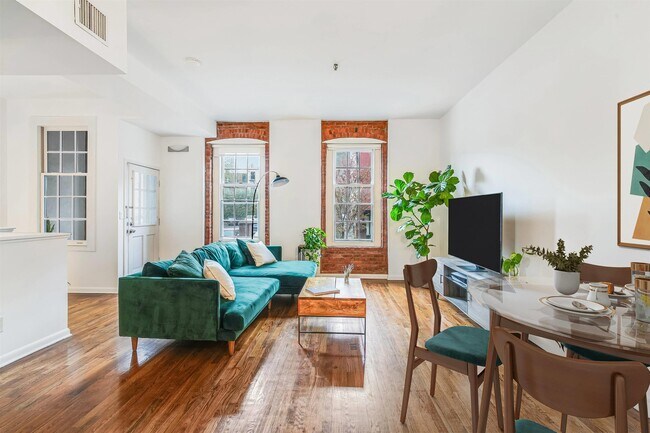 347 Varick St in Jersey City, NJ - Building Photo - Building Photo
