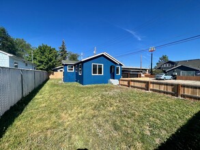 42 N 9th St in Central Point, OR - Building Photo - Building Photo