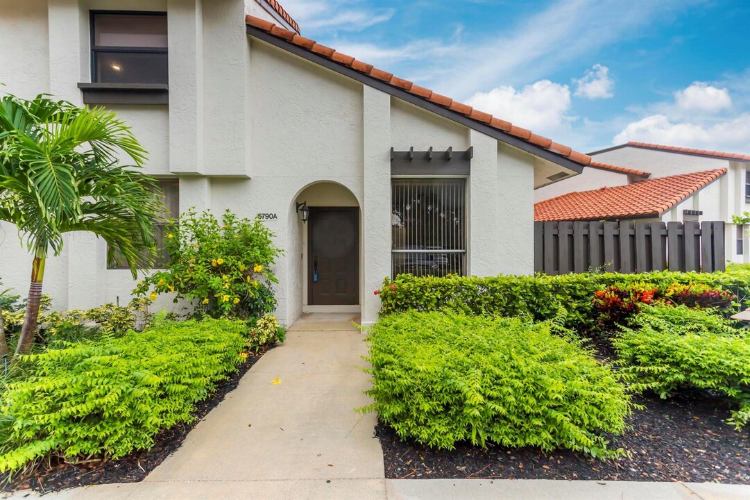 5790 Fox Hollow Dr in Boca Raton, FL - Building Photo