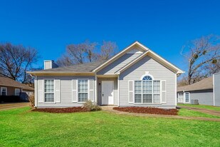 104 Stonehaven Dr in Pelham, AL - Building Photo
