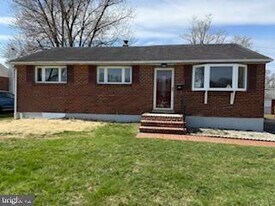 32 Holly Dr in New Castle, DE - Building Photo
