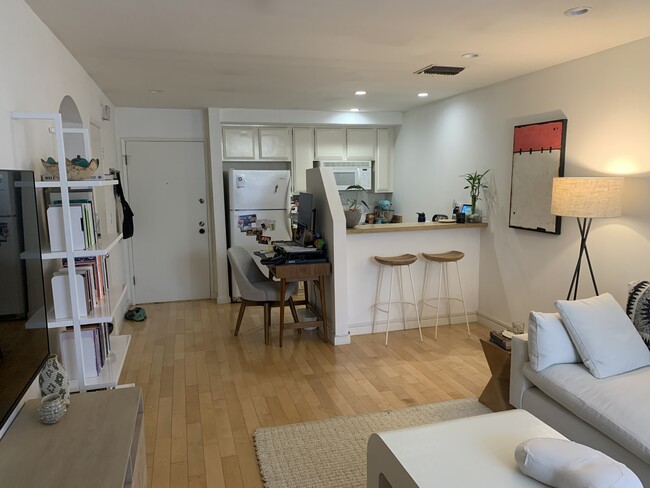 740 N Kings Rd in Los Angeles, CA - Building Photo - Building Photo