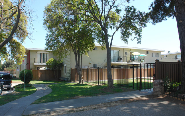 Bridgeport Court Apartments in San Jose, CA - Building Photo - Building Photo