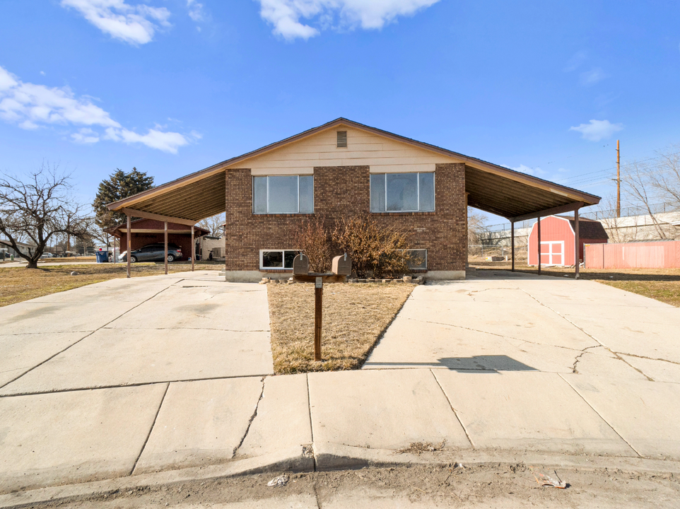 2498 Robin Rd in West Valley City, UT - Building Photo