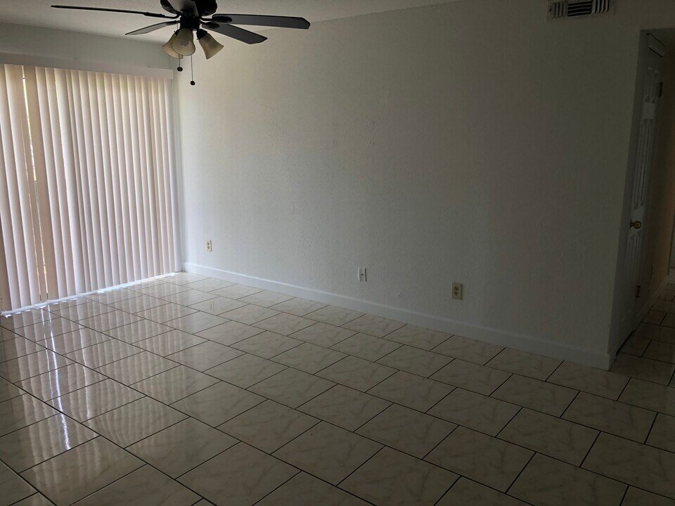2915 Winkler Ave in Ft. Myers, FL - Building Photo