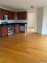 67 W Main St-Unit -201 in Oyster Bay, NY - Foto de edificio - Building Photo