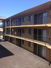 Lagoon Terrace Apartments in Wilmington, CA - Foto de edificio - Building Photo