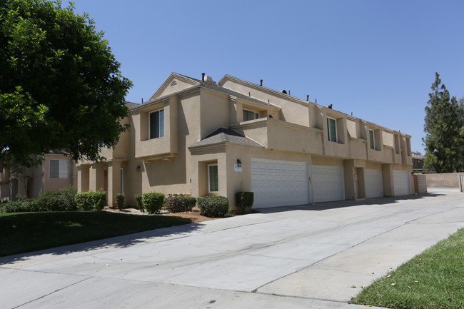 22420 Terrace Pines Dr in Grand Terrace, CA - Foto de edificio - Building Photo