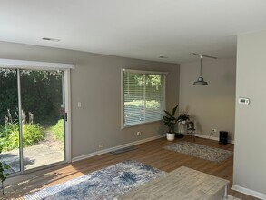 1326 Barclay Ln in Deerfield, IL - Building Photo - Building Photo