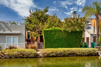 439 Carroll Canal in Venice, CA - Foto de edificio - Building Photo