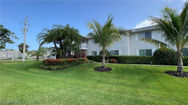 707 Neapolitan Way in Naples, FL - Building Photo - Building Photo