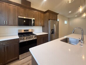 352 SE Shetterly Dr in Dallas, OR - Building Photo - Building Photo