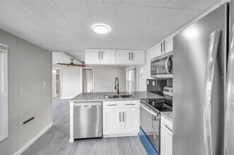 4851 W Gandy Blvd in Tampa, FL - Building Photo - Building Photo