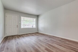 10637 Dunaway Dr in Dallas, TX - Building Photo - Building Photo