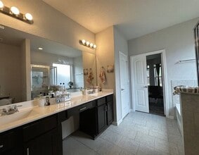 5946 Larkspur Valley in San Antonio, TX - Building Photo - Building Photo