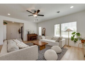 8801 Looksee Ln in Austin, TX - Building Photo - Building Photo