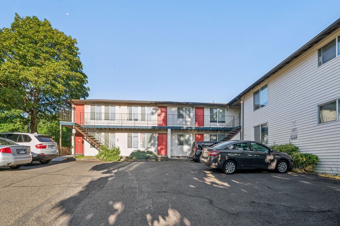 527-545-545 SE 78th Ave in Portland, OR - Building Photo