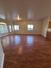 615 New Zealand Dr in Bakersfield, CA - Building Photo - Building Photo