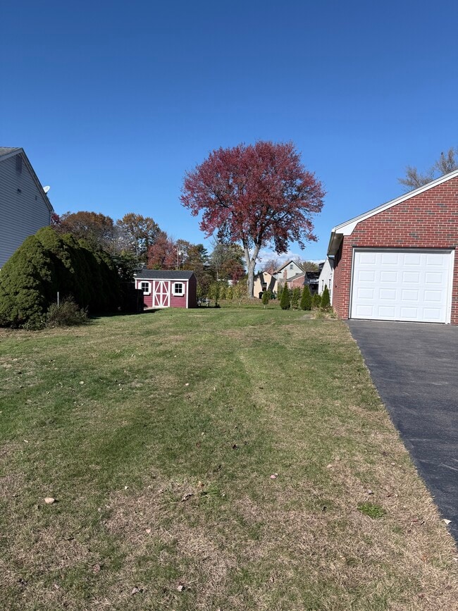 42 Suffield St in Windsor Locks, CT - Foto de edificio - Building Photo