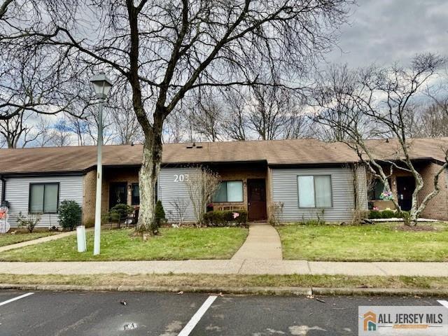 203 Covered Bridge Blvd in Englishtown, NJ - Foto de edificio - Building Photo