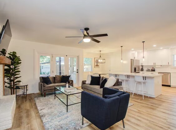 3015 Walnut Bend Ln in Houston, TX - Building Photo - Building Photo