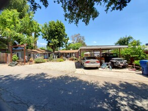 2240 Raymond Ln, Unit 2 in Altadena, CA - Building Photo - Building Photo