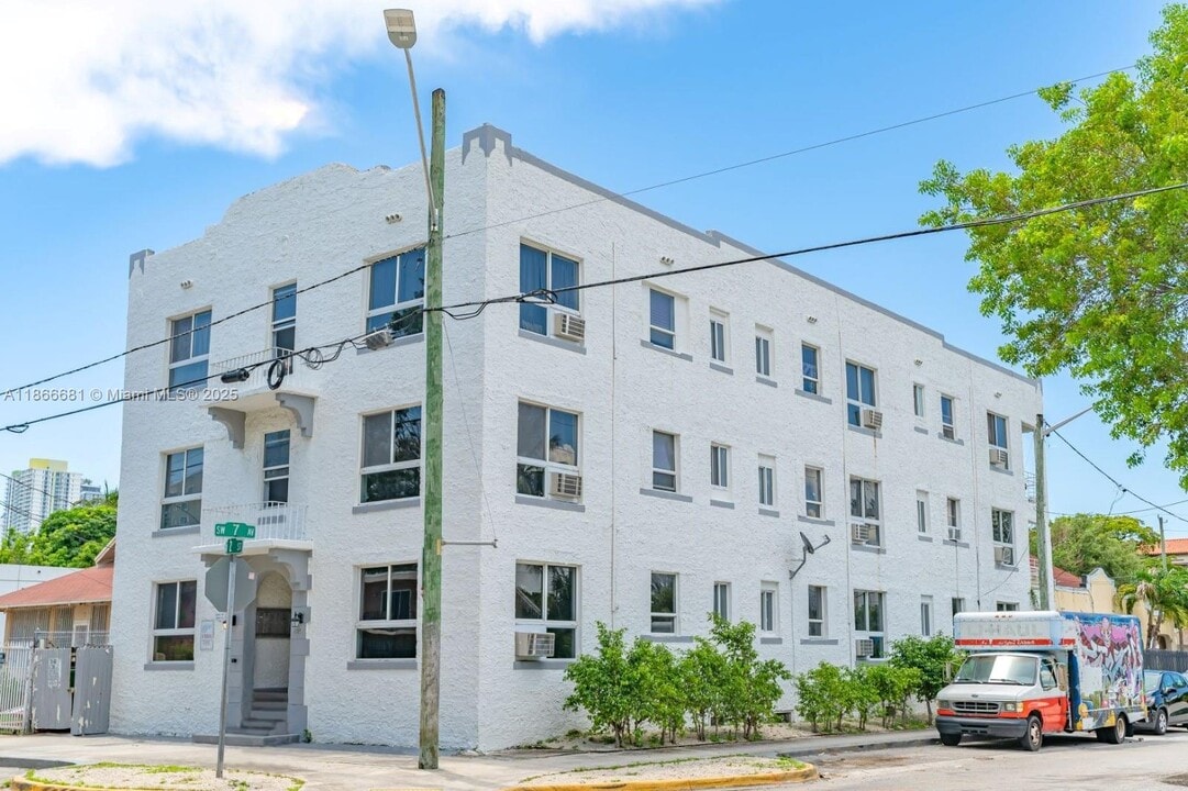 676 SW 2nd St in Miami, FL - Building Photo
