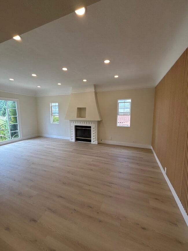 1062 S Shenandoah St, Unit 1062