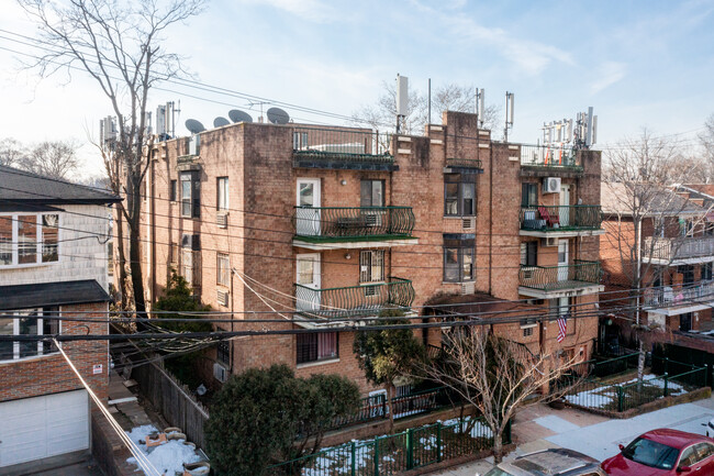 13014 60th Ave in Flushing, NY - Foto de edificio - Building Photo