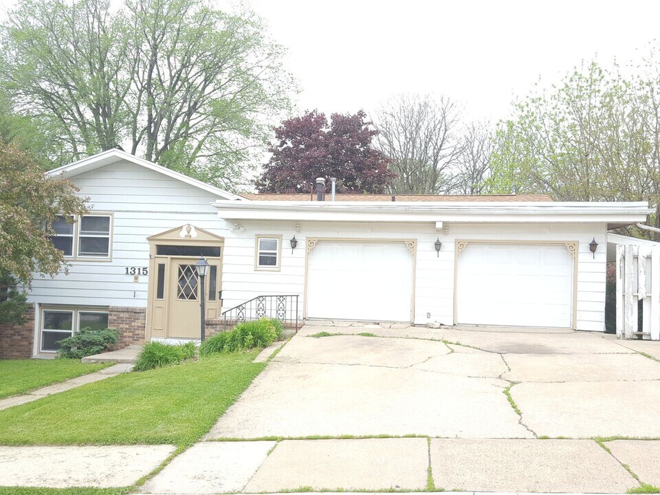 1315 College St in Cedar Falls, IA - Building Photo