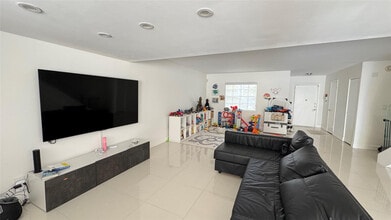 916 NE 27th Ave in Hallandale Beach, FL - Building Photo - Building Photo