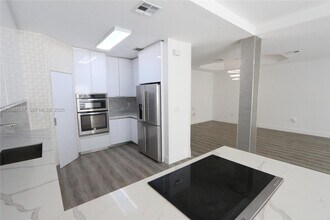 7392 NW 112th Ct in Doral, FL - Building Photo - Building Photo