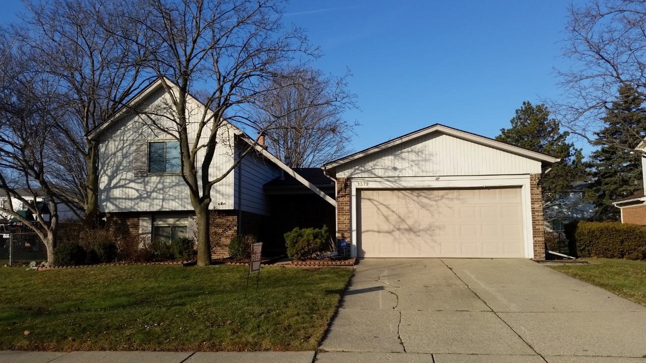 1379 Peachtree Dr in Troy, MI - Building Photo