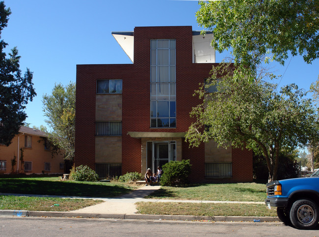 1645 Chester St in Aurora, CO - Foto de edificio - Building Photo