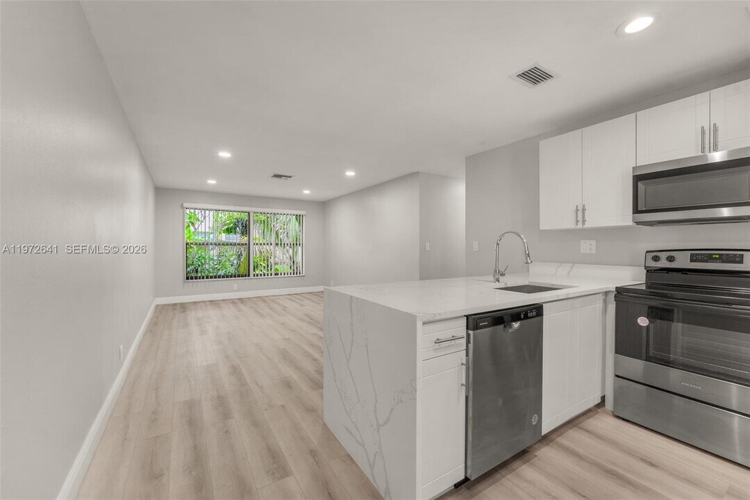 10375 NW 35th St in Coral Springs, FL - Building Photo