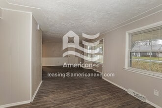 808 Irving Park Blvd in Sheffield Lake, OH - Foto de edificio - Building Photo