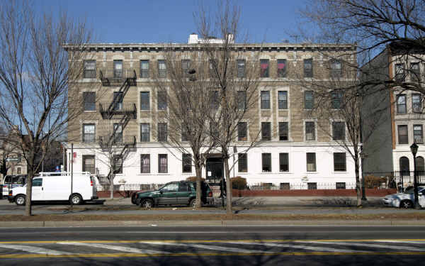 619 Eastern Pky in Brooklyn, NY - Building Photo