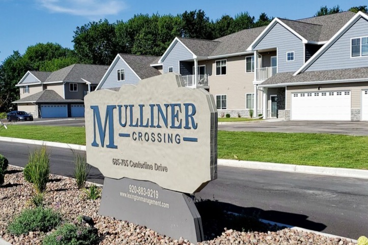 Mulliner Crossing in Hobart, WI - Foto de edificio