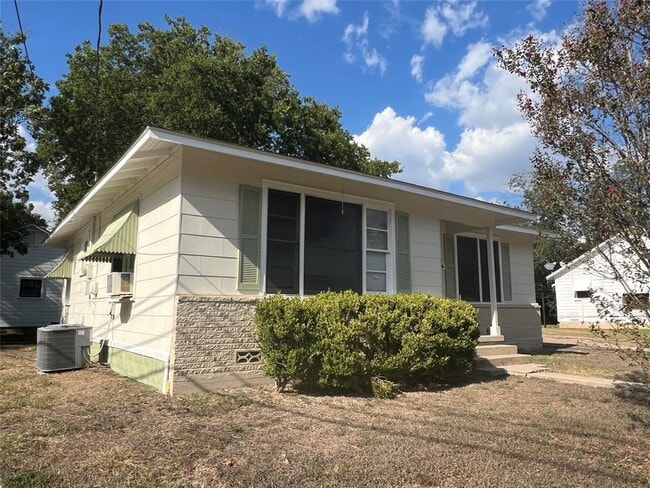 606 W 11th St in Taylor, TX - Building Photo - Building Photo