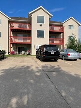 643 E 46th St, Unit 4600 Grand Ave B5 in Davenport, IA - Foto de edificio - Building Photo