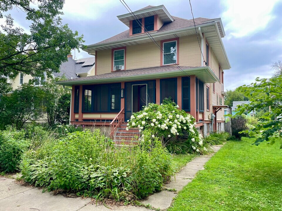 1326 Vilas Ave, Unit Lower Flat in Madison, WI - Building Photo
