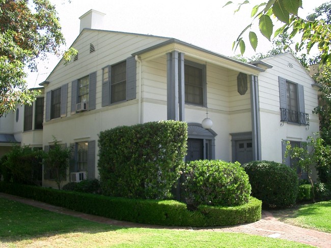 136 S Roxbury Dr in Beverly Hills, CA - Foto de edificio - Building Photo