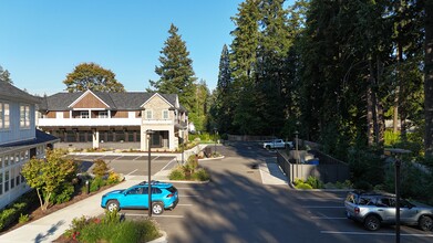 16500 Boones Ferry Rd, Unit 210 in Lake Oswego, OR - Foto de edificio - Building Photo