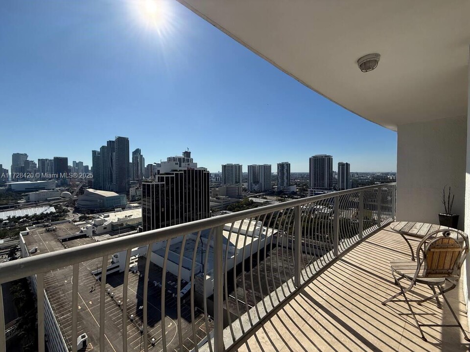 1750 N Bayshore Dr in Miami, FL - Foto de edificio