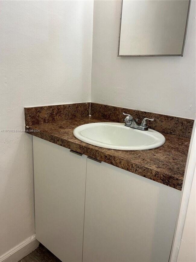 1358 W 69th St in Hialeah, FL - Foto de edificio - Building Photo