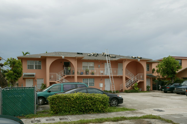 5720 SW 5th St in Miami, FL - Foto de edificio - Building Photo