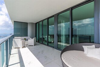 3131 NE 7th Ave, Unit # 4202 in Miami, FL - Building Photo - Building Photo